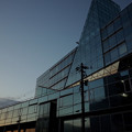 写真: 夕日に染まるガラスの建物