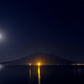 写真: 月夜の桜島