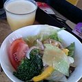 写真: サラダと 生絞りみかんジュース