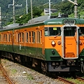 写真: 江見駅に到着する113系マリ117編成