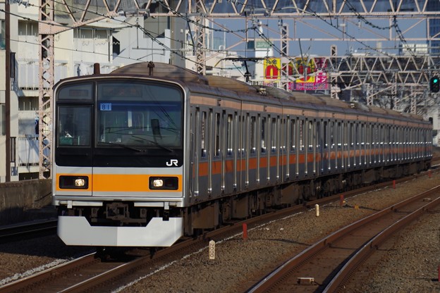 写真: 休日運転のため西荻窪駅を通過する209系快速電車