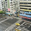 写真: 右側通行､黄色い車はタクシー