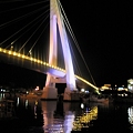 写真: 淡い光でライトアップされた情人橋