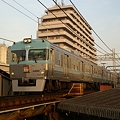 写真: 下北沢駅に進入する3000系急行