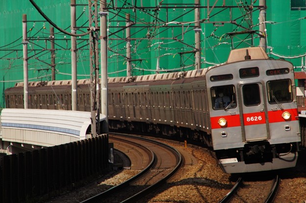 写真: 急カーブを曲がり青葉台駅に入線する8500系