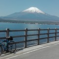 写真: 山名湖と富士山