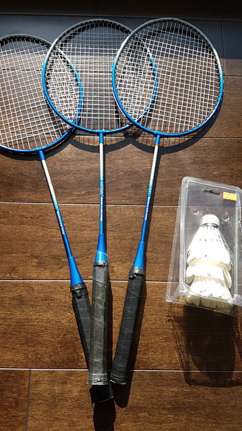 写真: Badminton 3 Rackets and 3 shuttlecocks for $3