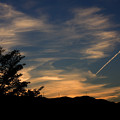 夕空に飛行機雲