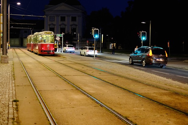 写真: 夜の町へ-Wien, Austria