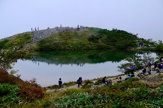 写真: 少しだけ霧が晴れて-長野県白馬村：八方池