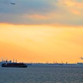 写真: 海と船と飛行機と夕日の輝き