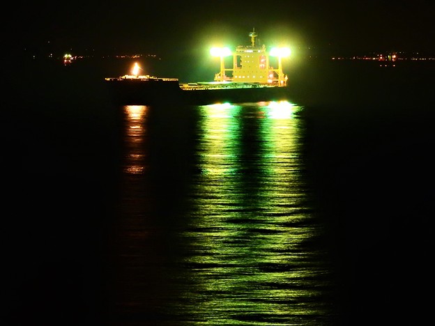 写真: 海ほたる　タンカー