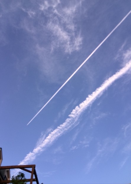 写真: ツインな飛行機雲