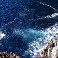 写真: 流れ出た熔岩の断崖絶壁の岬
