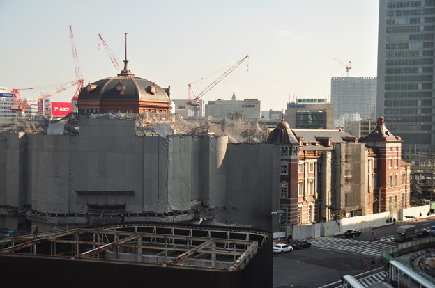 写真: 上から見た東京駅南口工事現場