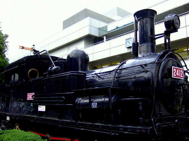 写真: 都心と蒸気機関車