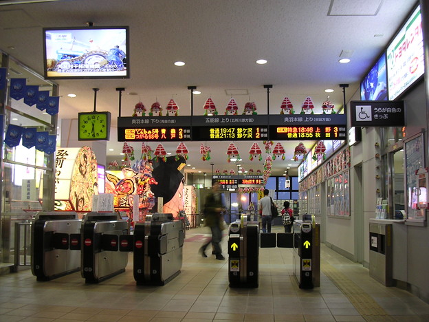 写真: 弘前駅改札