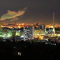 写真: 工業地帯の夜