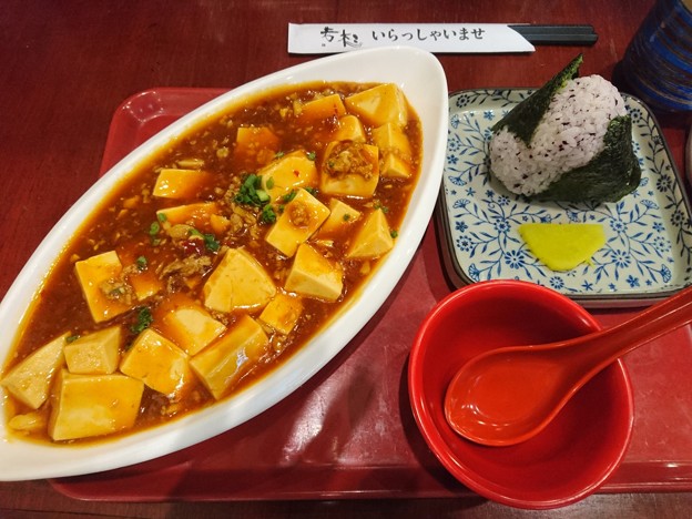 写真: 麻婆豆腐に梅おにぎり