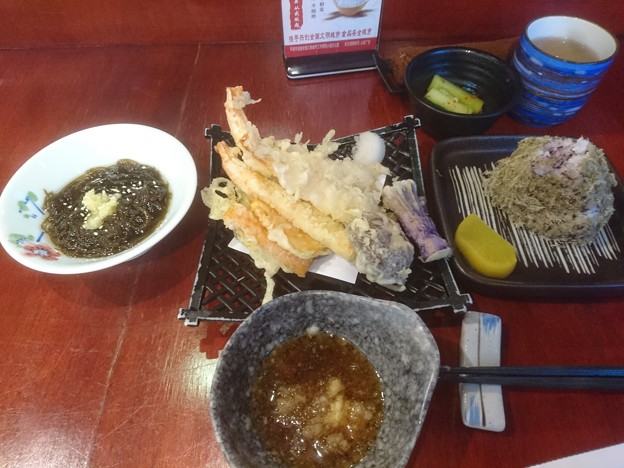 写真: 車海老の天ぷら もずく とろろ梅紫蘇おにぎり
