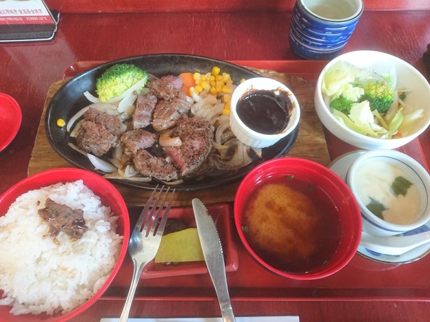 写真: 青島牛のフィレステーキ定食