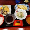 写真: 野菜天ぷらだし巻き卵カニカマサラダ