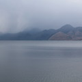 写真: 雲かかる中禅寺湖