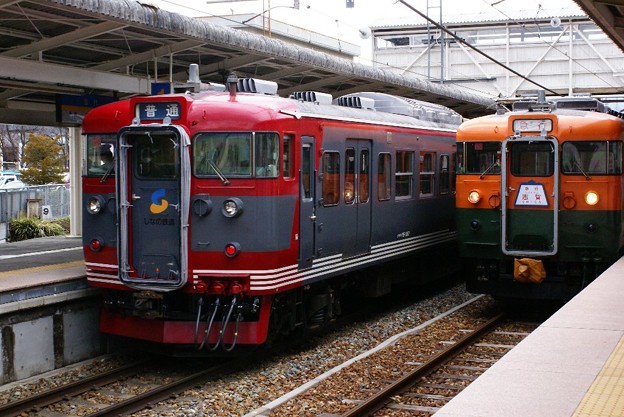 写真: しなの鉄道 115系 S10と169系 S52