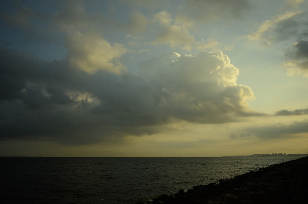 写真: 海と雲