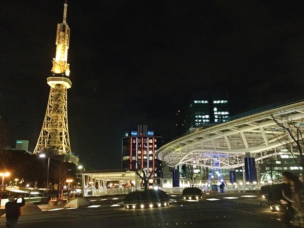 写真: 名古屋テレビ塔とオアシス21の夜景