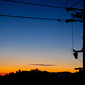 早朝に並んで輝く金星と木星、そして電柱のシルエット - 1