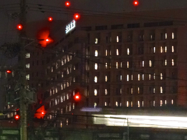 写真: JR中央線高架越しに見た、夜の名大病院 - 3