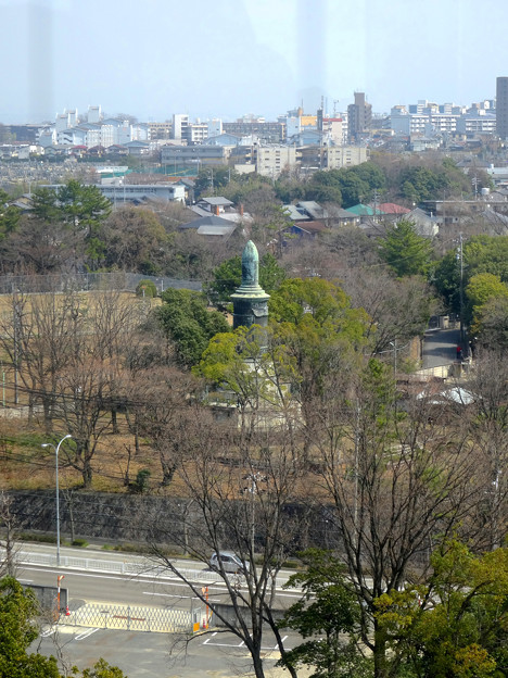 東山給水塔の一般公開 No - 052：展望階から見た景色（日泰寺の慰霊碑）