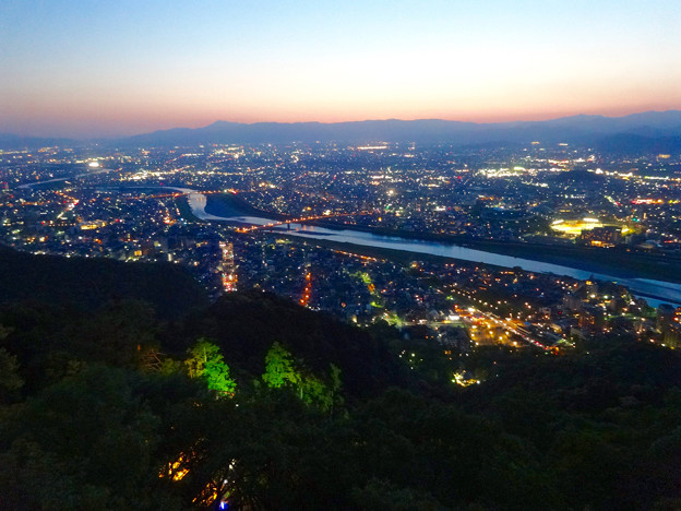 写真: 岐阜公園：展望レストランの展望台から見た夜景 - 21（長良川）