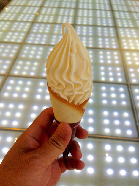 写真: ミッドランドスクエア・シネマ：見た目が綺麗なソフトクリーム「クレミア」 - 1