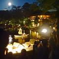 徳川園：「中秋の名月」十五夜観月会 2015 No - 50（月見飾りが乗った小船を動かす職員の方？）