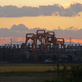 写真: 工場の設備越しに見た夕焼け - 2