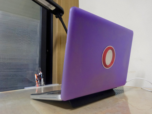 Opera 37リリース記念「広告ブロック機能の速度比較」コンテストの賞品 - 17：Operaロゴ・ステッカーを貼ったMacBook Pro