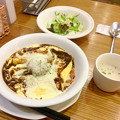 写真: 洋食のことこと屋：「トロトロ玉子のオムハヤチーズ ハンバーグON」のサラダとスープセット - 1