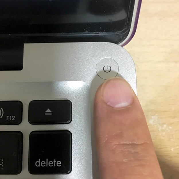 MacBook Pro（2012、非Retina）の電源ボタン - 2