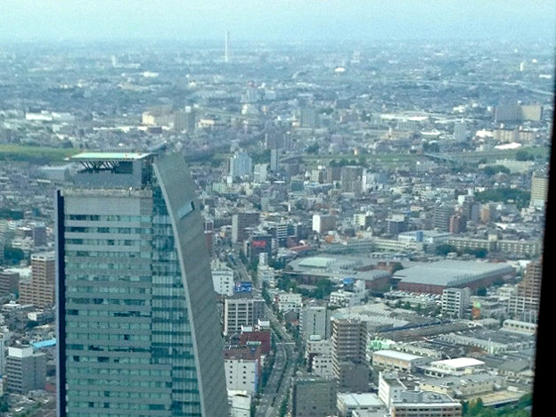 写真: ミッドランドスクエア「スカイプロムナード」から見た景色：ルーセントタワー越しに見た三菱電機稲沢製作所のエレベーター試験塔（2012年9月） - 1