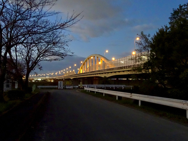 写真: 橋の袂から見た、夕暮れ時の名二環「庄内川橋」の橋脚 - 1