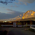 写真: 橋の袂から見た、夕暮れ時の名二環「庄内川橋」の橋脚 - 3