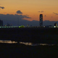 写真: 庄内川沿いから見た、夕暮れ時のザ・シーン城北 - 2