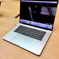 写真: 新MacBook Pro 15インチ Touch Bar搭載モデル - 1：USキーボードモデル