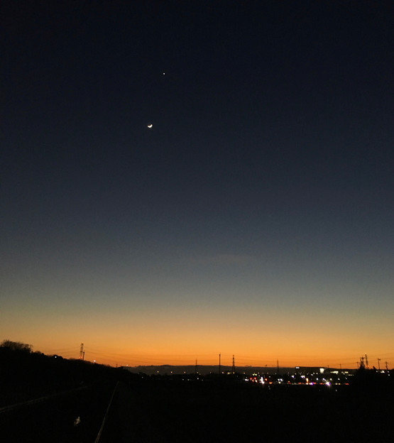 写真: 並んで輝く月と金星 - 1