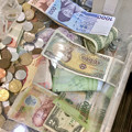 写真: 様々な国のお金が入ってた、エアポートウォークの募金箱 - 2