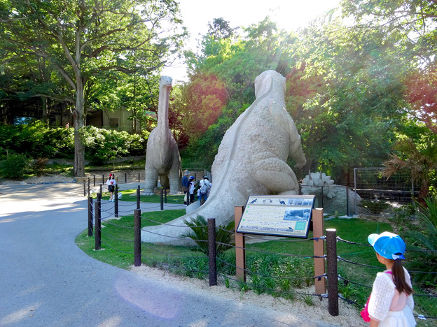 写真: 東山動植物園：綺麗に整備されてた恐竜像周辺 - 1