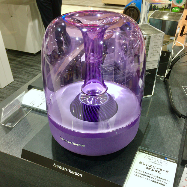 ビックカメラ名古屋JRゲートタワー店に展示されてた、harman karbonの紫色のスピーカー