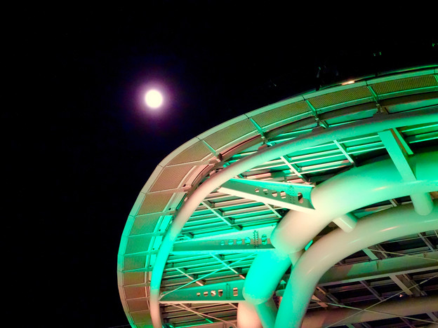 写真: オアシス21と輝く満月 - 1